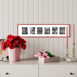 Liebesgeschenk SCHATZ, zusammengesetzt aus sechs schwarz-weißen Alphabet Fotos, im roten Bilderrahmen an der Wand. Dekorative Einrichtung mit einer weißen Kommode, auf der sich rote und rosa Blumen in Vasen und zwei silberne Kerzenständer mit rosa Kerzen befinden.und 