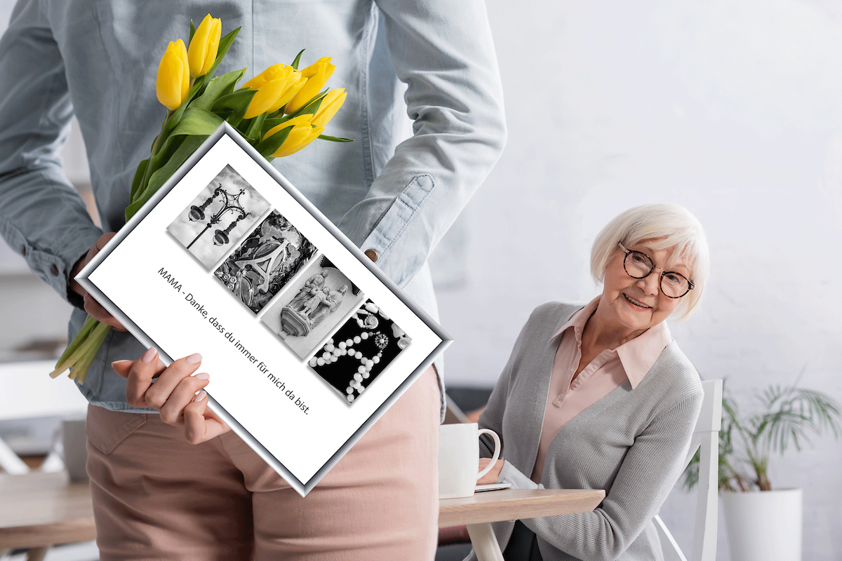 Erwachsenes Kind schenkt seiner Mutter mit grauem Haar eine Foto-Collage MAMA mit Alphabet Fotos. Die Collage ist gerahmt und befindet sich zur Überraschung der Mutter hinter dem Rücken des Kindes. Dazu gibt es einen Strauß gelber Tulpen.